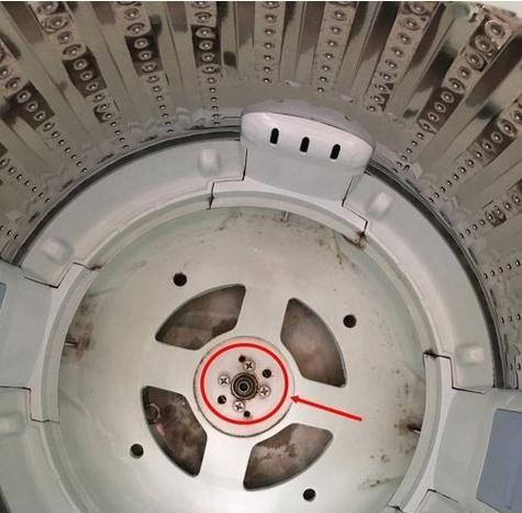 洗衣机底部螺丝孔清洗方法（轻松解决洗衣机底部螺丝孔的问题）